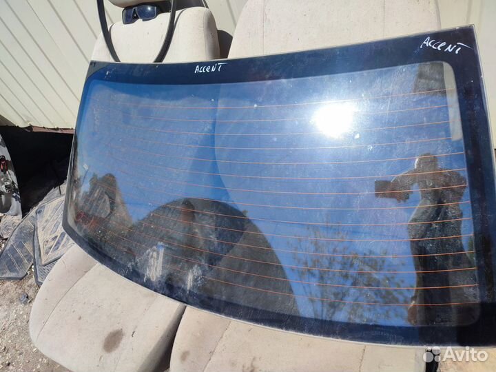 Hyundai accent 2 стекло заднее