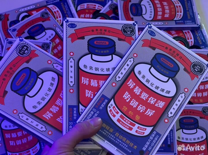 Наклейка защитного стекла на iPhone