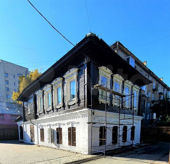 Здание в центре с землей и парковкой