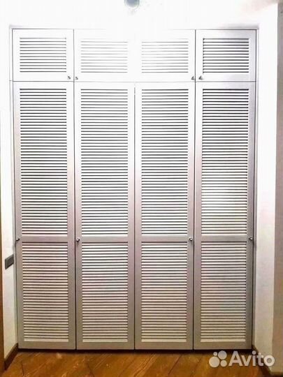 Ваш идеальный встроенный шкаф с жалюзийными дверям