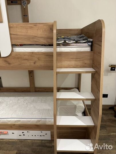 Двухъярусная кровать