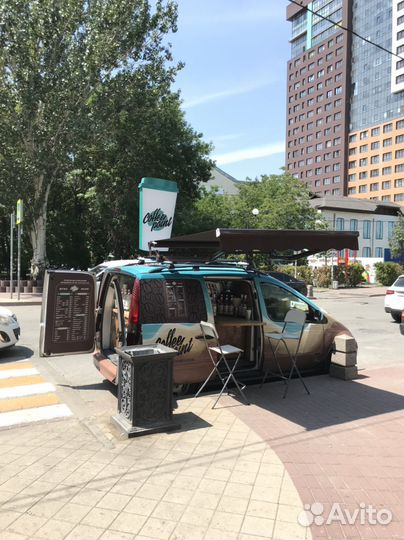 Водитель бариста продавец в мобильную кофейню