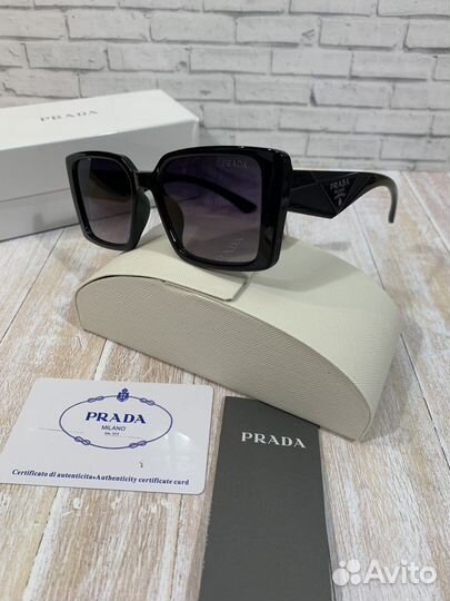 Солнцезащитные очки Prada