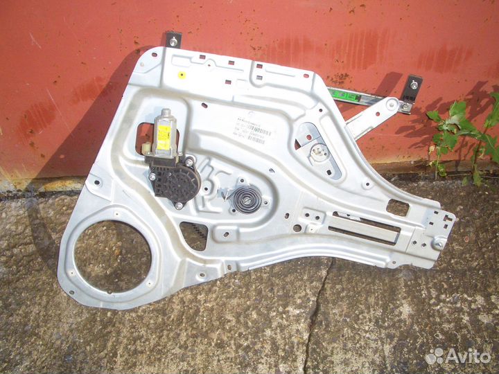 Стеклоподъёмник стекла двери Киа Спортейдж с 04