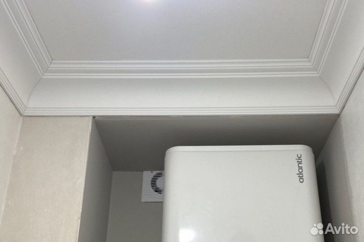 Установка потолочных карнизов и молдингов из полиу