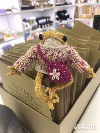 Вязаная лягушка с одеждой