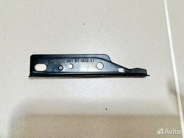 Крепление бампера переднее Mercedes-Benz E-Klasse