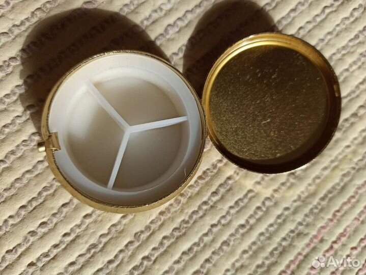 Средство для чистки зубных протезов, таблетница