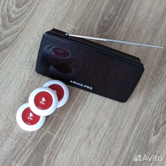 Кнопка вызова официанта и табло отображения вызова