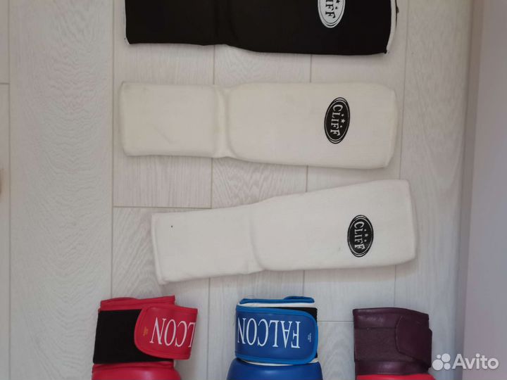 Боксерские перчатки, защита голени