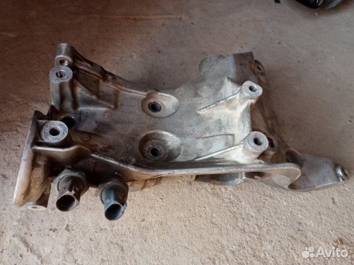 Кронштейн генератора Volkswagen Passat Cc 1.8 cdaa