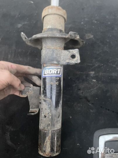 Амортизатор передний правый Форд Фокус 2