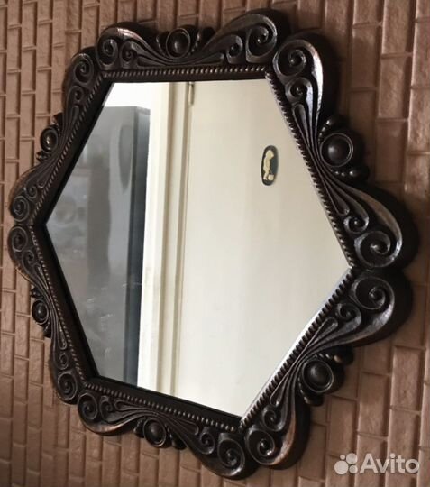 Зеркало настенное новое тех времен