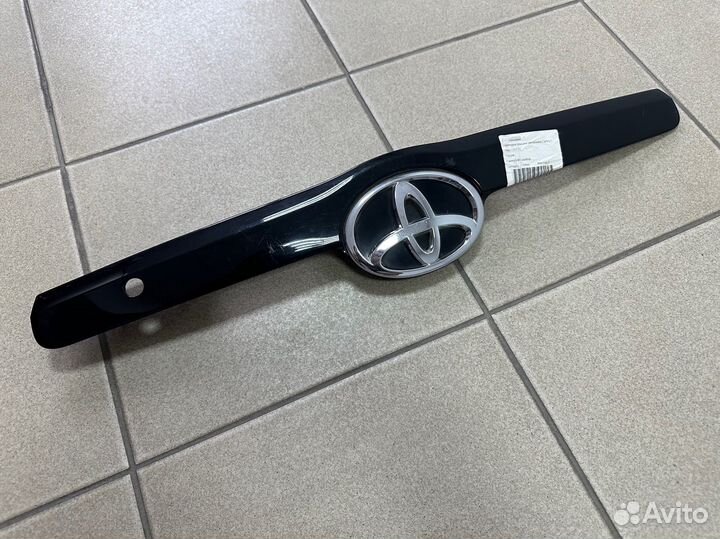 Накладка крышки багажника Тойота Камри