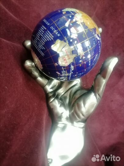 Рука с глобусом