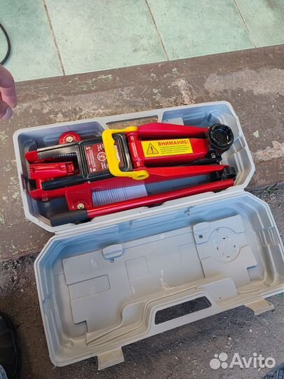 Домкрат гидравлический подкатной 2т