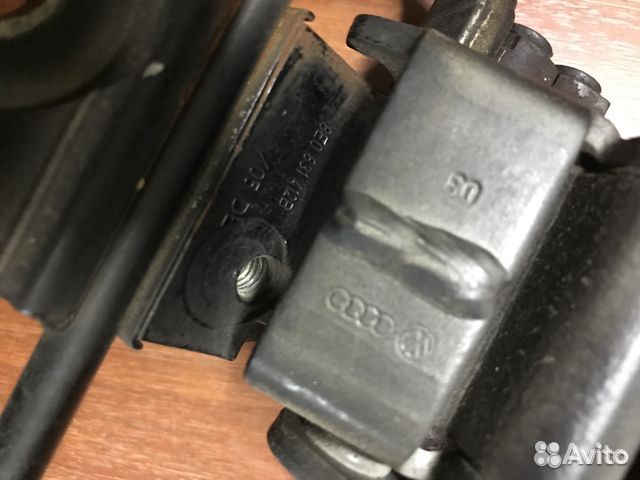 Петля двери Audi A4 8E0831412E правая передняя