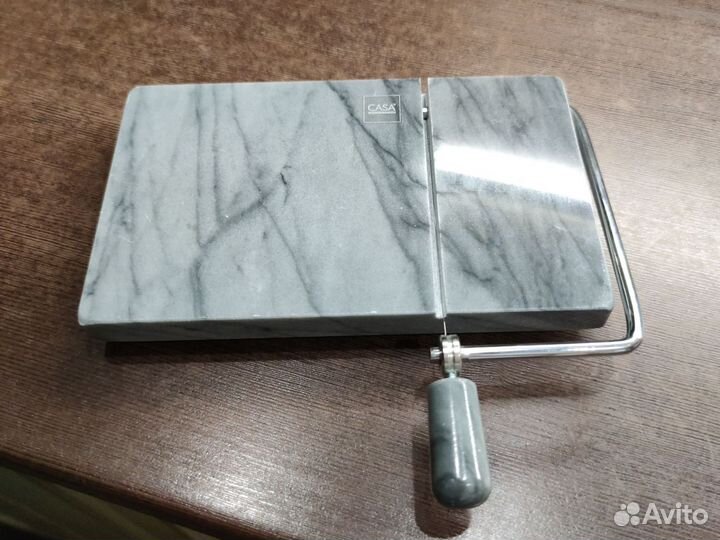 Нож для сыра на мраморе струнный