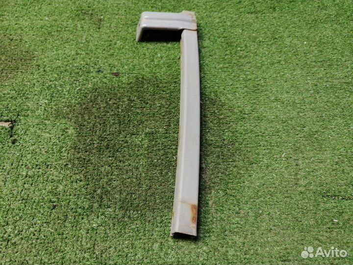 Направляющая стекла передняя левая Subaru Impreza