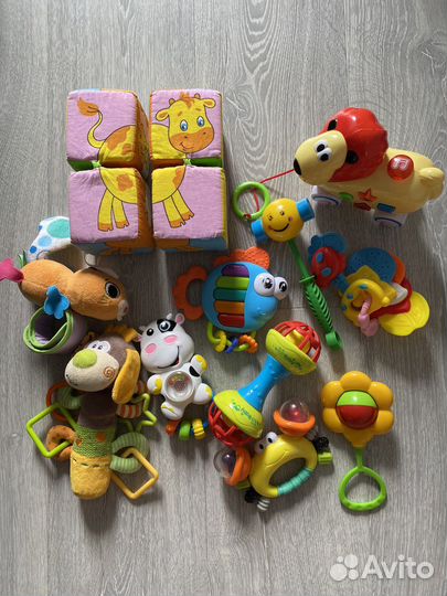 Игрушки погремушки для малыша