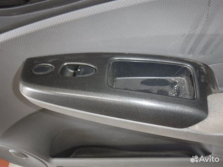 Обшивка двери передняя правая Honda Civic 4D R18A2