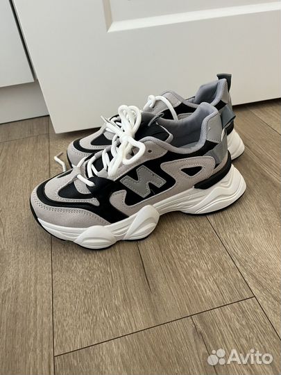 Кроссовки женские 37 размер новые