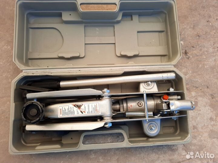 Домкрат гидравлический подкатной 2т