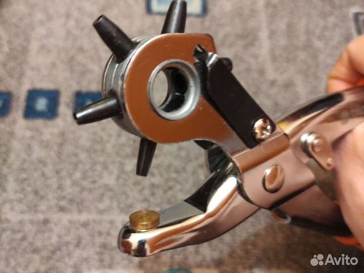 Инструмен для пробития часовых ремешков