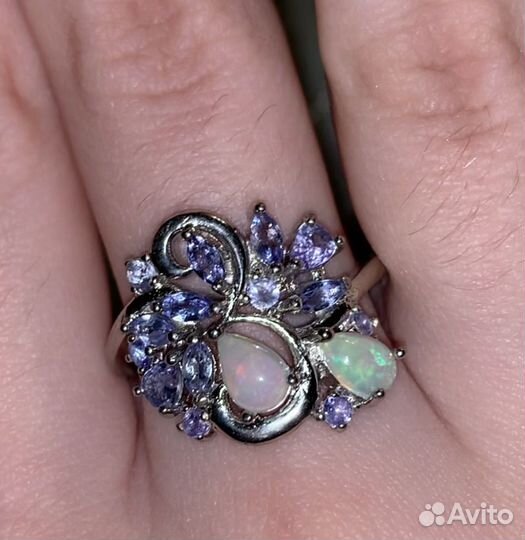 Серебряное кольцо с сапфирами