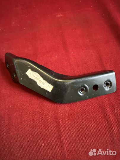 Кронштейн усилителя переднего бампера правый Мерсе