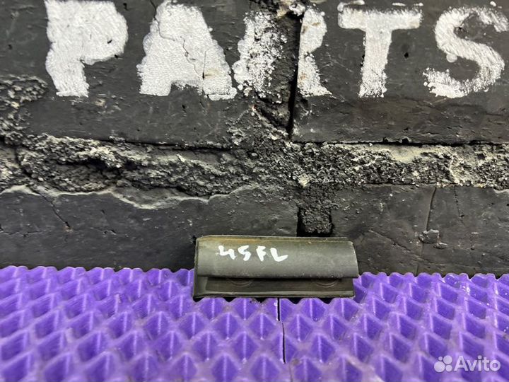 Уплотнительная резинка двери передняя левая