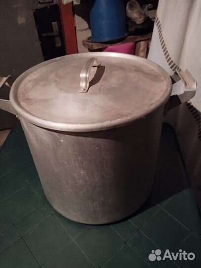 Большая алюминевая кастрюля