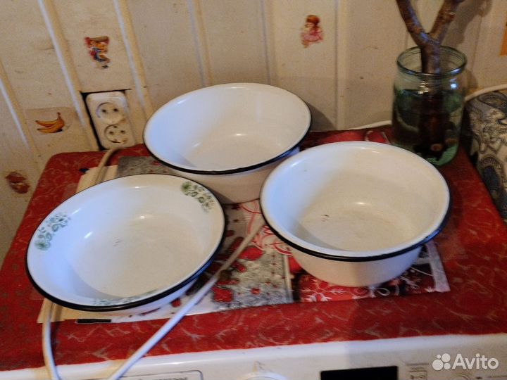 Кастрюли эмалированные и ковш