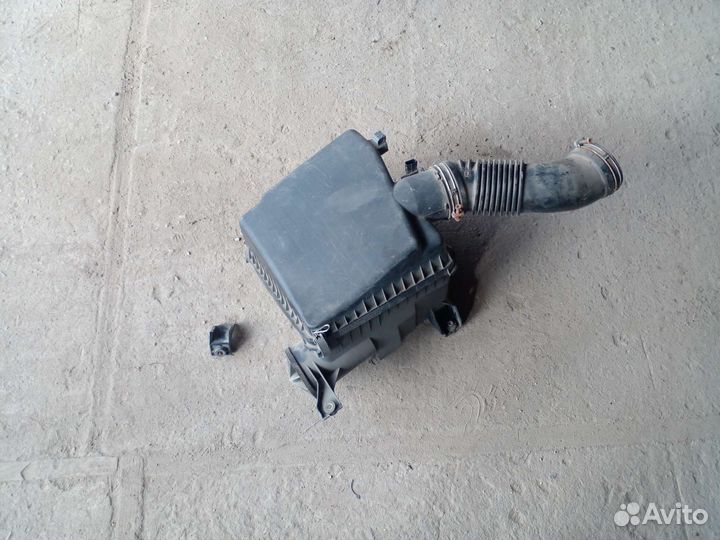 Корпус воздушного фильтра Toyota Land Cruiser 200