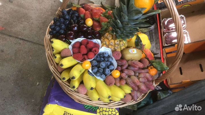 Корзины подарочный из фруктов и ягод 2500