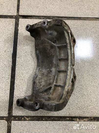 Опора подушка кронштейн Mitsubishi Mirage V