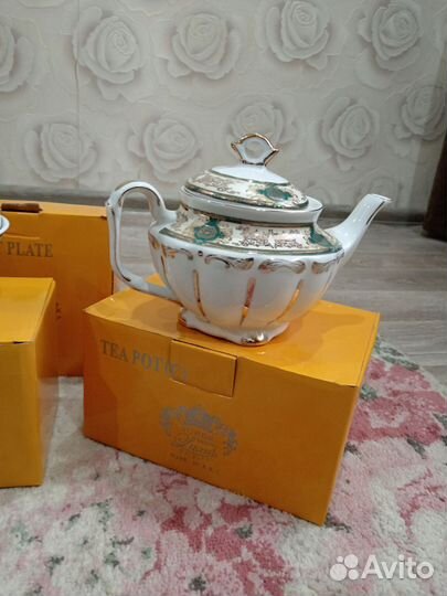 Заварочный чайник и пиала с тарелками