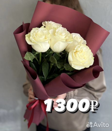 Букет из красных, белых роз