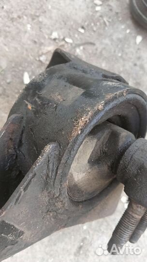 Опора двигателя левая Toyota carina-E 1996