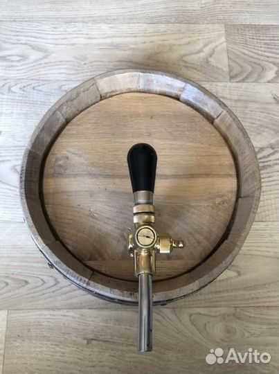 Срез бочки с краном под вино