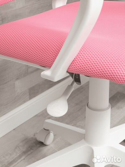 Розовое кресло сетчатое