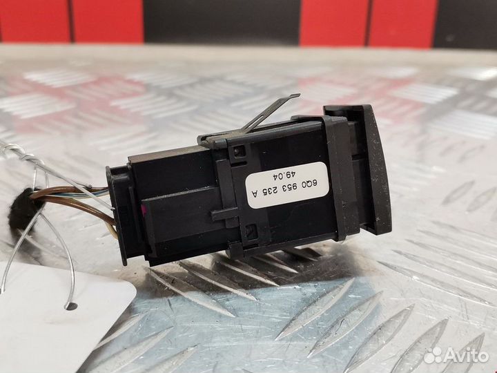 Кнопка аварийной сигнализации Volkswagen Polo 4