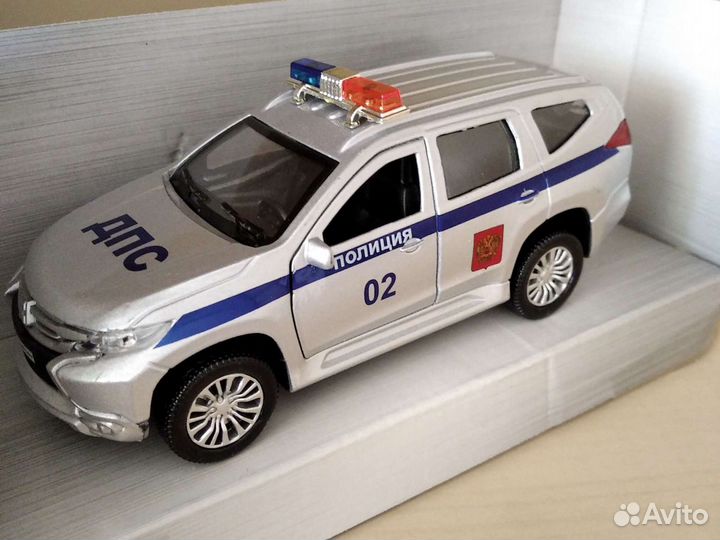 Машина коллекционная Mitsubishi Pajero Sport