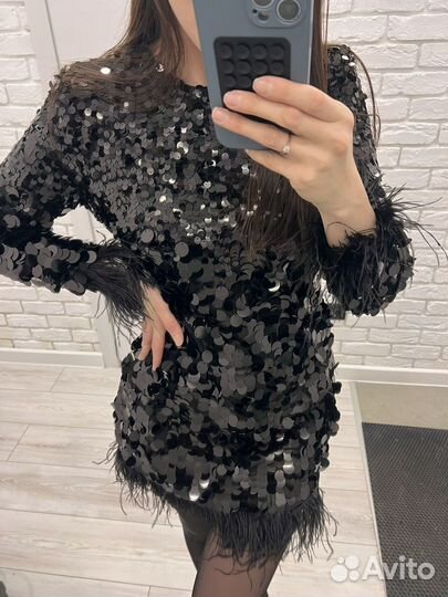 Вечернее платье с пайетками и перьями