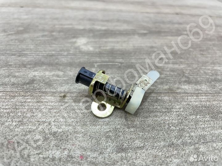 Концевик ручника Golf 3 Passat B4 Transporter T4