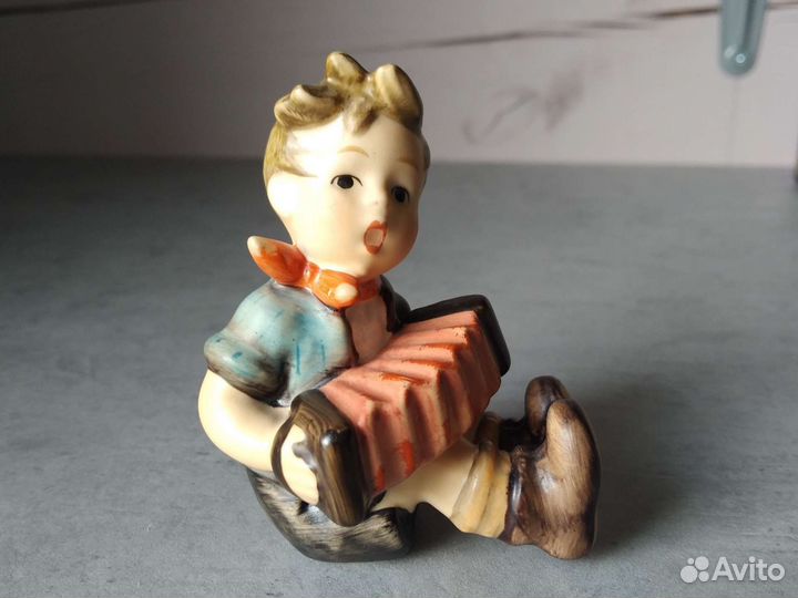 Статуэтка Goebel мальчик с гармошкой