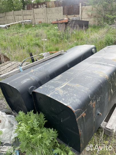Продам баки есть кронштейны, по 700 литров
