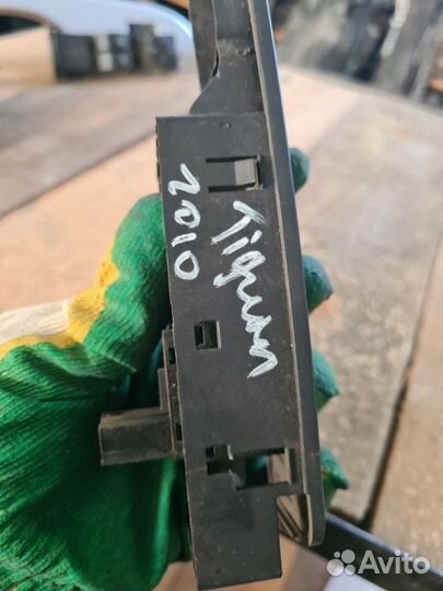 Кнопка стеклоподъемника Volkswagen Tiguan 1 2010