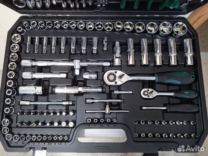 Инструмент в кейсе 142 предмета