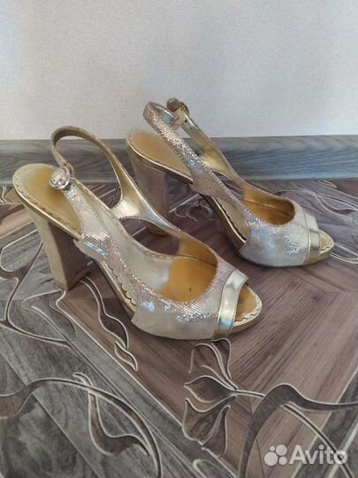 Продаю босоножки